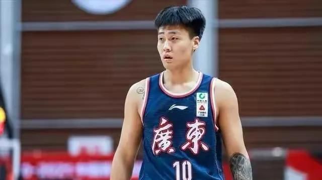 周迅与熊猫幼仔成同事 呼吁可持续发展 2016-05-16 2016年5月16日,四川省成都市,5月15日,演员周迅到访四川成都大熊猫繁育研究基地,与联合国开发计划署全球动物大使—大熊猫“庆贺”的一对双胞胎熊猫幼仔(乳名“庆大”和“庆小”)见面,这次“会面 周迅秀场披“羊羔”装 暮光女与鲁妮·玛拉斗性感 2015-12-02 意大利罗马当地时间12月1日,2016早秋成衣发布举行。