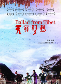 “芭比”玛格特·罗比街拍 抚摸孕肚高耸幸福满满 2024-10-10 当地时间10月9日，美国加利福尼亚州圣莫尼卡，已经步入孕晚期的“芭比”玛格特·罗比结束工作后挺孕肚现身街头。
